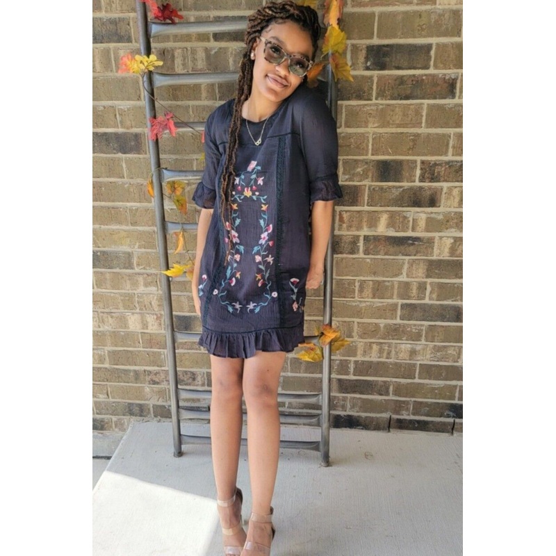 Black embroideRed and lace short sleeved dress