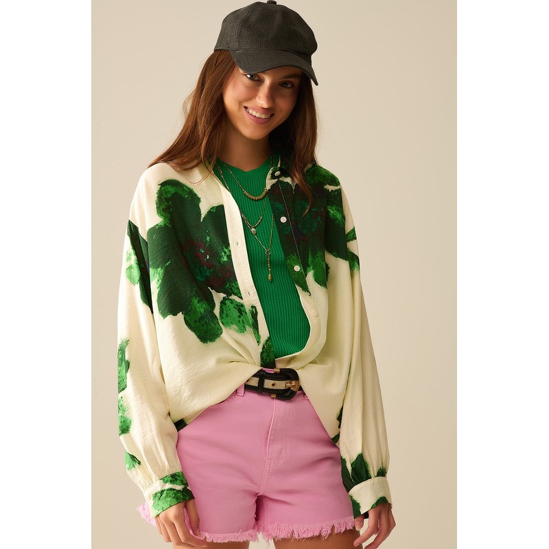 Relaxed Shirt in With Big Flowers Print in Green